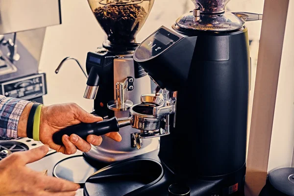 Homem preparando cappuccino — Fotografia de Stock