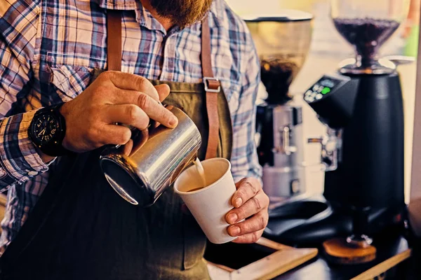 Człowiek, przygotowanie cappuccino — Zdjęcie stockowe