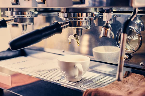 Professionelle Edelstahl-Kaffeemaschine — Stockfoto