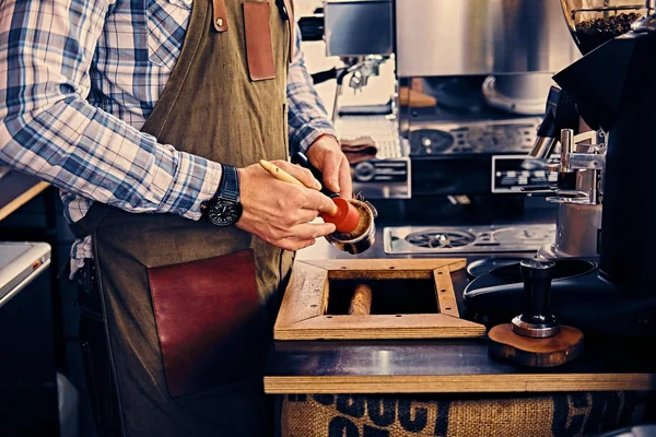 Mann putzt Kaffeemaschine — Stockfoto