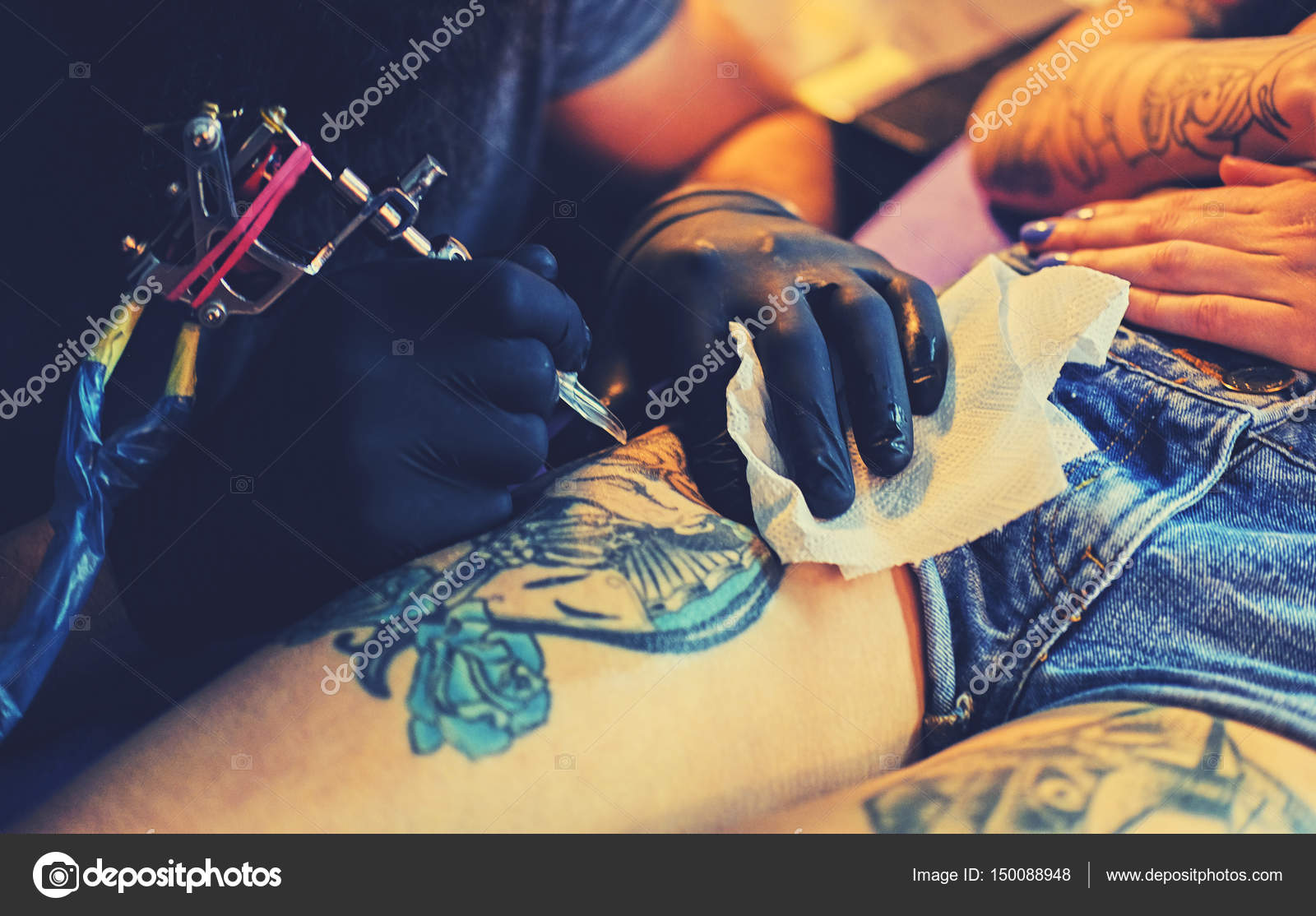 Faire Un Tatouage Sur La Jambe De La Femme Photographie