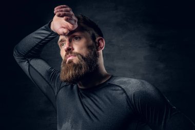 Sakallı adam gri bir spor giyim
