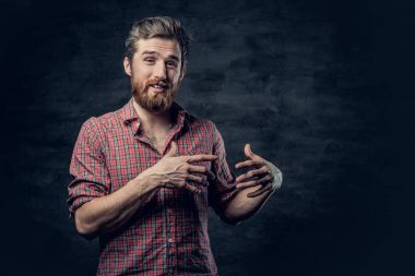 Adam bir el hareketi ile anlatıyor