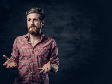 Adam bir el hareketi ile anlatıyor