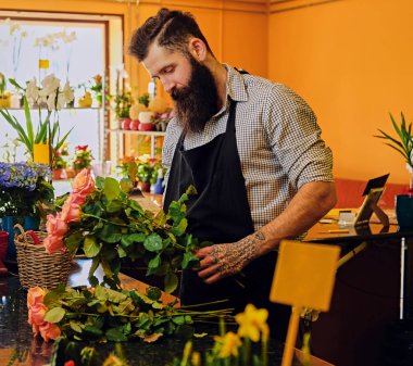 Pembe Gül çiçek satıcı tutar