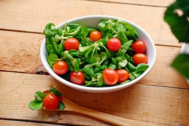 Kiraz domates ve fesleğen salata