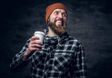 Sakallı adam kahve fincanı tutar