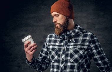 Sakallı adam kahve fincanı tutar