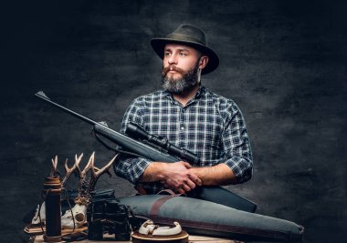 Sakallı geleneksel avcı tüfeği ile