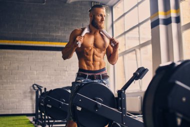 Sakallı adam bir spor kulübünde poz