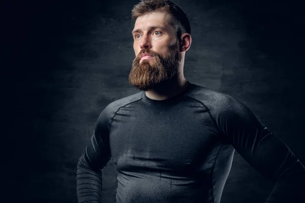 Бородатий чоловік у сірому спортивному одязі — стокове фото