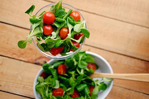 Kirschtomaten und Basilikumsalat in Tasse — Stockfoto