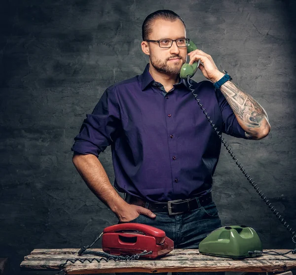 Homem usando o telefone celular tradição — Fotografia de Stock