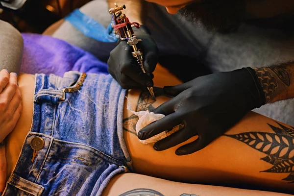 Tatoueur fait un tatouage — Photo