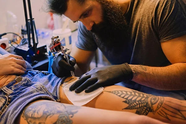 Tatuaje artista hace un tatuaje — Foto de Stock