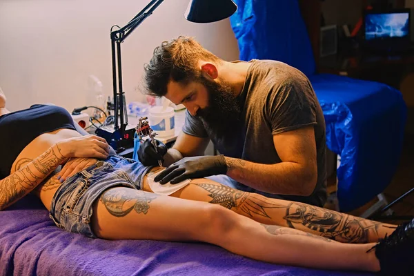 Brodaty tatuażysta — Zdjęcie stockowe