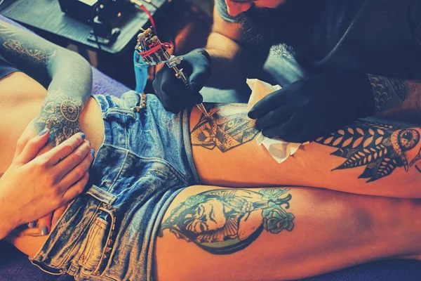 Tatuażysta sprawia, że tatuaż — Zdjęcie stockowe