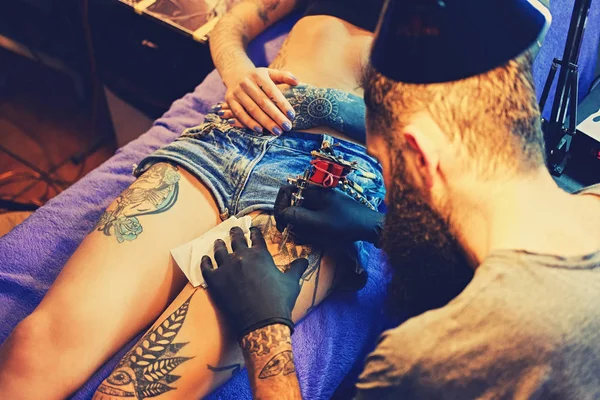 Tatuaggio artista barbuto — Foto Stock