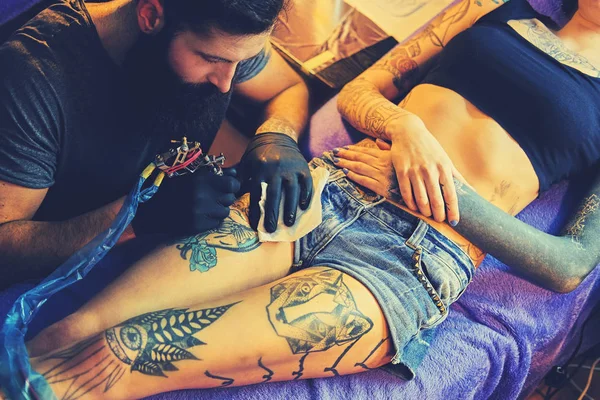 Tatuaje barbudo artista — Foto de Stock