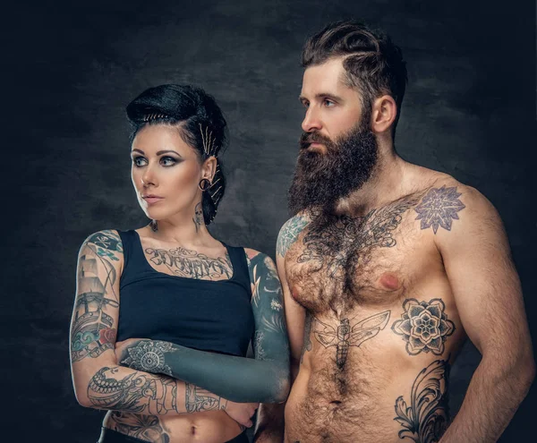 Hombre barbudo tatuado y mujer morena —  Fotos de Stock
