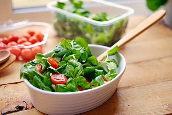 Kirschtomaten und Basilikumsalat in Schüssel — Stockfoto