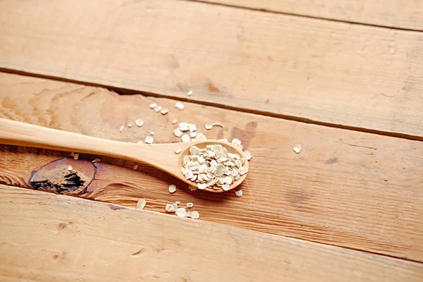 Cucchiaio di legno con fiocchi d'avena — Foto Stock