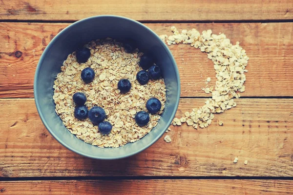 Oat flakes with blueberries — Stock Photo, Image
