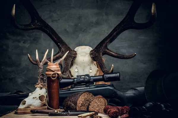 Ρετρό κυνήγι πυρομαχικά σε ένα ξύλινο τραπέζι — Φωτογραφία Αρχείου