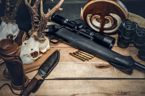 Munición de caza retro de rifles y prismáticos — Foto de Stock