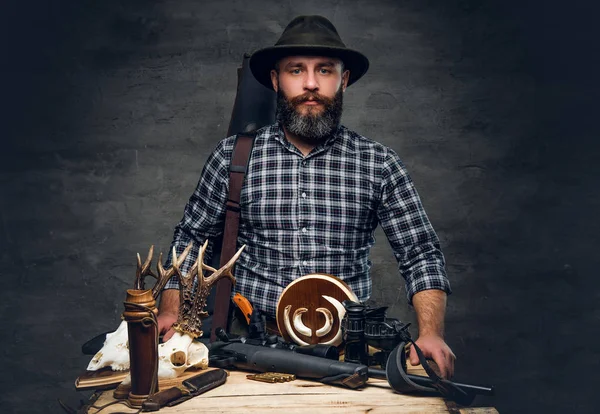 Bearded traditional hunter with rifle — Stock Photo, Image