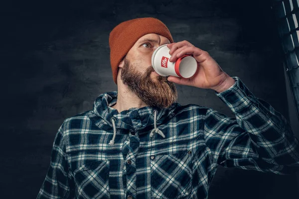 Чоловік тримає паперову чашку кави — стокове фото