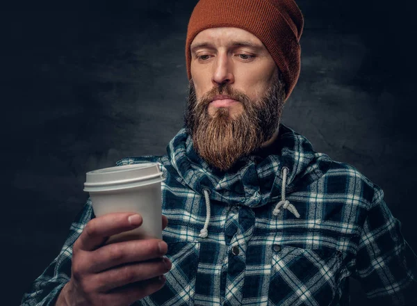 Brodaty mężczyzna trzyma kubek kawy — Zdjęcie stockowe