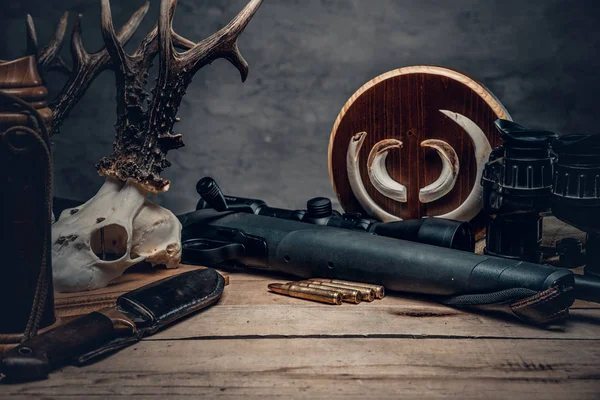 Retro hunting ammunition of rifle and binoculars — Stock Photo, Image