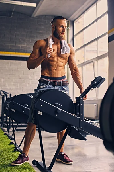 Bärtiger Mann posiert in einem Fitnessclub — Stockfoto