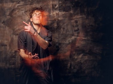 Adam bir stüdyoda poz gözlük