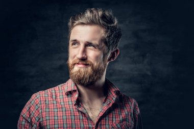 Bir kırmızı Polar gömlek giymiş adam 