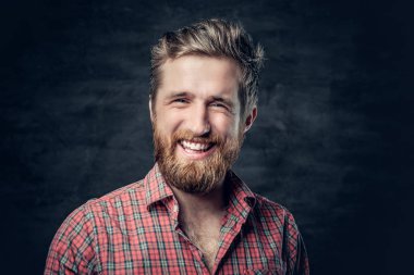 Bir kırmızı Polar gömlek giymiş adam 