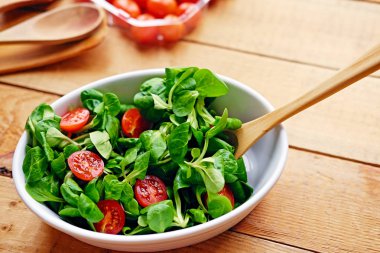 Kiraz domates ve fesleğen salata bölümünü