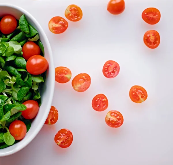 Tomates cereja cortados e salada de manjericão — Fotografia de Stock