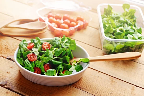 Porsi tomat ceri dan salad kemangi — Stok Foto