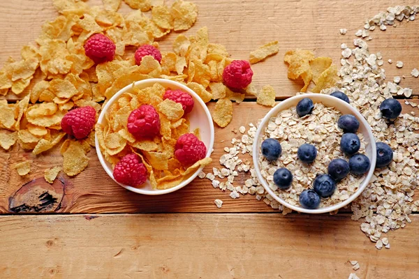Golden corn flakes and some berries — Stock Photo, Image