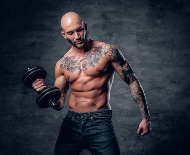 Acımasız adam dövmeler ile Halter tutar