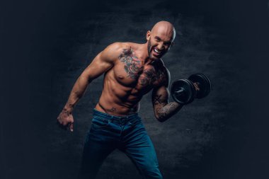 Kaslı adam dumbbell tutar