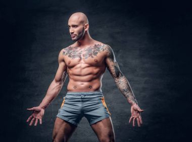 Dövmeli vücut kas adam