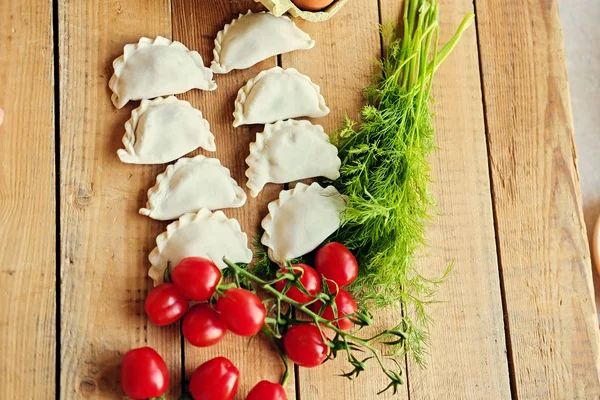 Bolinhos de massa congelados com tomate cereja — Fotografia de Stock