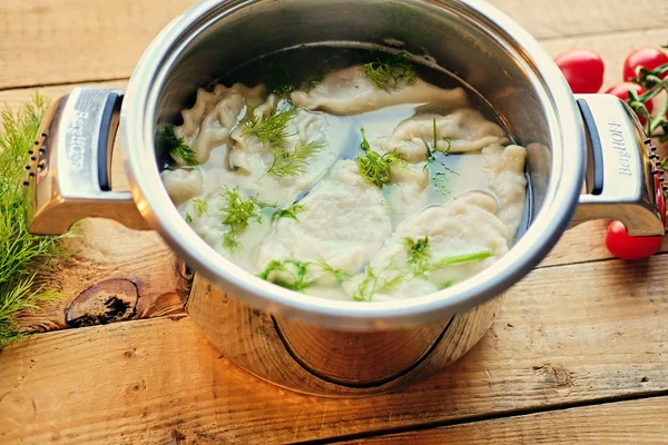 Gekookte dumplings met peterselie — Stockfoto