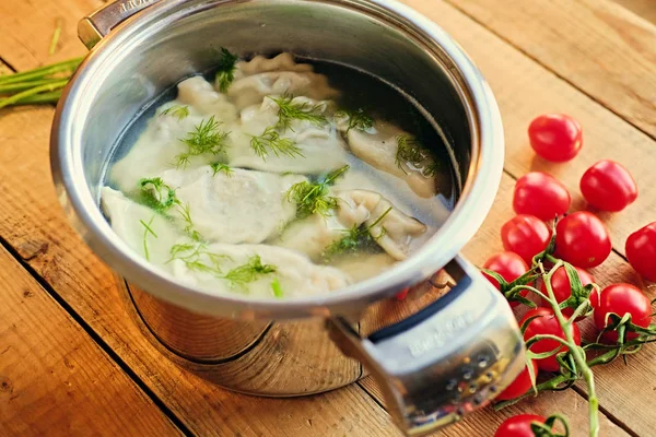 Gekookte dumplings met peterselie — Stockfoto