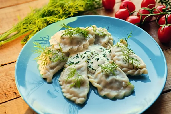 Heerlijke dumplings met peterselie op plaat — Stockfoto