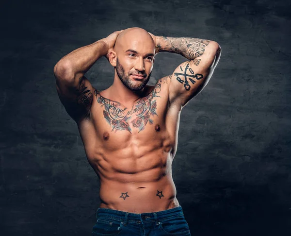 Uomo muscoloso senza maglietta con tatuaggi — Foto Stock