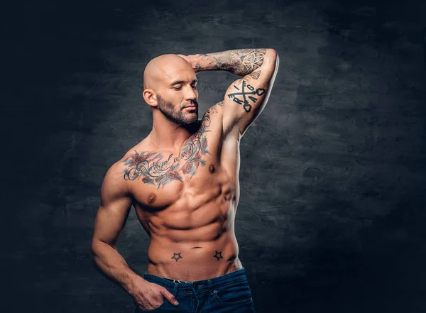 Shirtless muscular male with tattoos — Stock Photo, Image